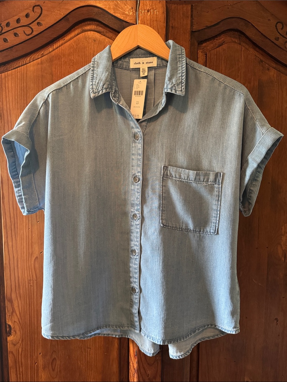 NWT CLOTH AND STONE ROLLED SHORT SLEEVE BUTTONDOWN SHIRT. SIZE PETITE SMALL.